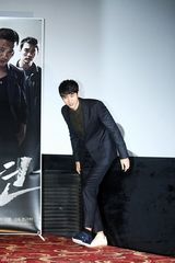 高清组图：韩片《26年》试映 任瑟雍架拐出席