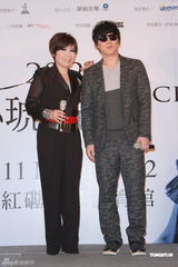 组图：黄小琥即将唱响香江 萧煌奇如愿踏足红馆