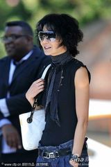 高清：张曼玉靓丽现身星味十足 摆POSE供媒体拍照