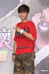 组图：罗志祥不满“乱伦”话题当众黑脸