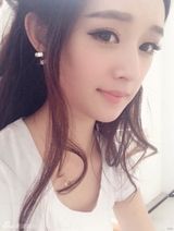 组图：女子酷似杨幂  网友直呼傻傻分不清