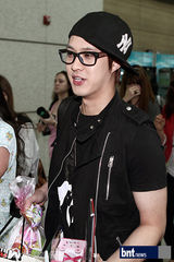 组图：韩团SISTAR与MBLAQ亮相机场赴美演出