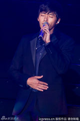 高清组图：玄彬上海开唱 与粉丝合影自拍乐陶陶