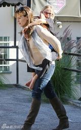 组图：詹妮弗加纳变女汉子 背起7岁女儿显亲密