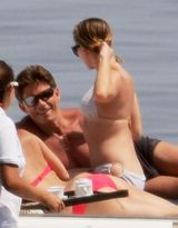 组图：斯嘉丽-约翰逊沙滩晒日光浴秀丰满身材