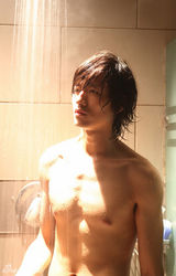 高清组图：张峻宁湿身上阵 为角色不惜春光乍泄