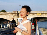 组图：霍思燕塞纳河纯美写真 白裙婀娜笑容动人