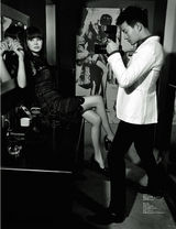 组图：佟大为关悦尝试角色扮演 出位写真默契十足