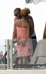 幻灯图集：蕾哈娜与棒球手新欢勾脖露天调情