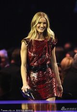 组图：全英音乐水果姐展最炫民族风 艾丽露胸衣