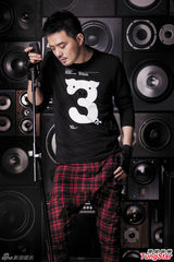 组图：黄耀明带领师弟妹摇滚 王菀之鼓神上身