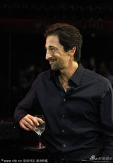 组图：影帝布罗迪出席见面会 黄宏捧场期待合作