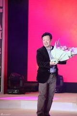 组图：邹静之捧走最佳编剧奖 激动称上海是自己福地