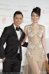 组图：甄子丹携汪诗诗亮相 美妻搭肩秀恩爱