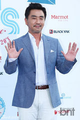 组图：神话李孝利等亮相20代选择颁奖礼蓝地毯