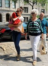 组图：凯蒂-霍尔姆斯抱苏瑞逛动物园母爱尽显