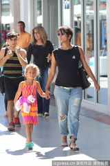 组图：哈利贝瑞挺肚逛街 爱女见镜头扮鬼脸