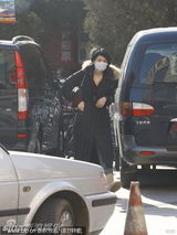 幻灯图：王菲携友京城购物 疑为春晚采购表演服