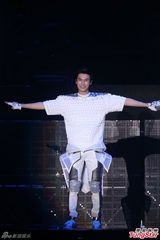 组图：严爵个唱秀舞技 打死不肯脱衣露腹肌