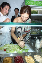 组图：应采儿自曝还未怀孕 要和陈小春享受过程