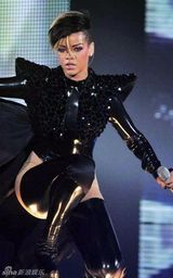 幻灯图集：蕾哈娜巡演 连身三角裤沿袭Gaga风潮