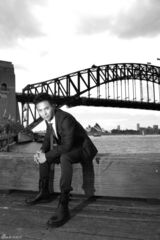 组图：欢子黑白西装活力四射 彰显型男魅力