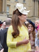 组图：凯特王妃鹅黄套裙亮相 与婆婆亲密交谈