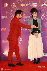 幻灯：香港金像奖颁奖红毯 李宇春裙摆飞扬