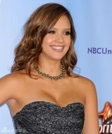 组图：辣妈杰西卡-阿尔芭裹胸礼服亮相秀乳沟