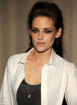 组图：斯图尔特烟熏妆亮相《在路上》纽约放映