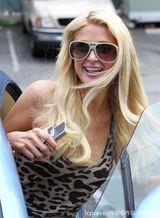 组图：希尔顿姐妹运动装外出 帕丽斯豹纹吊带性感