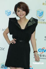 组图：大牌歌手同台high翻观众 任爸代Selina出席