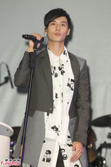 组图：严爵开唱破球而出 频频忘词尴尬呐喊