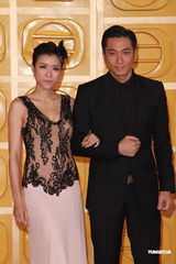 组图：陈茵媺身着蕾丝拼接裙牵手吴卓羲走红毯