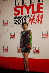 组图：李菲儿出席ELLE风尚大典 古典优雅很动人
