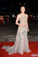 组图：杨紫琼亮相红毯 绣珠长裙华贵露美背
