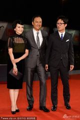 组图：《杀无赦》首映 渡边谦携妻亮相