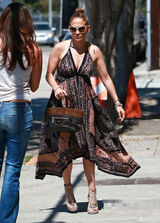 组图:詹妮弗洛佩兹印花裙出街 深V美背无限风骚