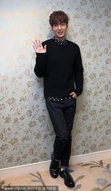 组图：李敏镐做鬼脸露暖男微笑 男神称号好害羞