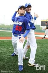 组图：韩艺人吴智昊金昌烈参加明星棒球大赛