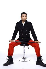 组图：陈龙军服时尚写真上演制服诱惑