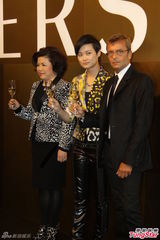 组图：李宇春赴沪人气爆棚 不想再演古装片