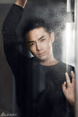 组图：人气小生霍政谚写真忧郁气质