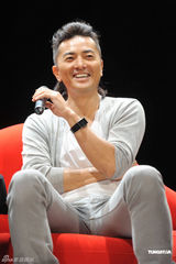 组图：卓韵芝栋笃笑获陈志云捧场 郑伊健登台开讲