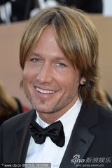 组图：妮可戛纳走秀风情露背 真空激凸艳光四射