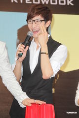 组图：SJ-M台北签唱会 兄弟情深互喂台湾小吃