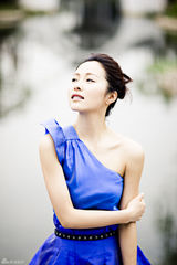 高清图：江一燕拍大片微笑向暖 蓝衣飘飘展童真