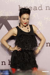 组图：钟丽缇红色裤袜惹火捞金 不受离婚影响展笑脸 