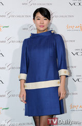 组图：郑柔美李允智靓装出席首尔时尚周