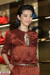 组图：李冰冰率性亮相品牌开幕会服饰抢镜